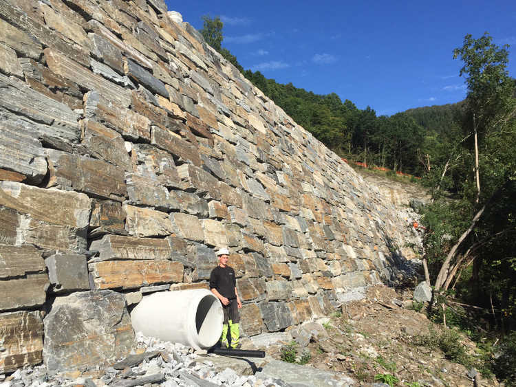 hovedmuren i vestre dagsone, ca 1450 m². nikolai aase fra rogaland naturstein viser frem arbeidet sitt..jpg