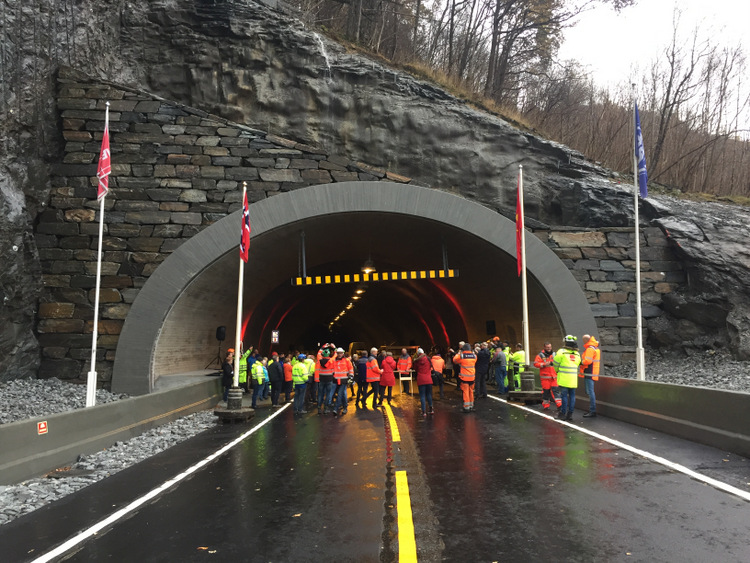 veiåpning 16.11.16, ts flagget lengst til høyre.jpg