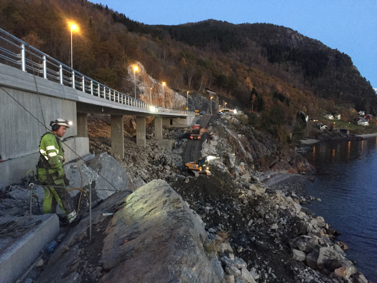 visinor setter siste bolter under landkaret, mens egil og dybing laster ut overskuddsmasse og plastrer under stølsbrua.jpg