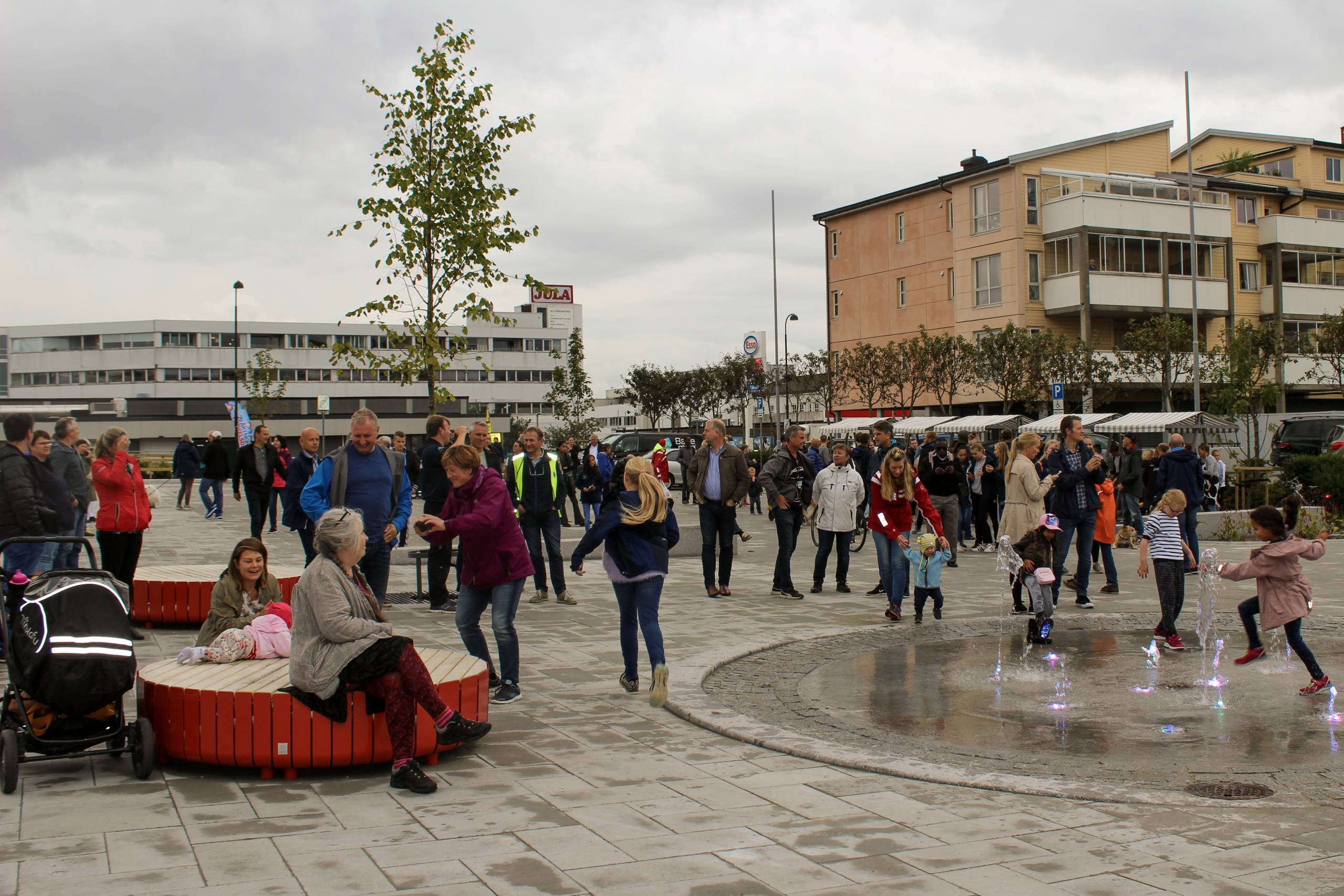 Hillevåg torg. Stangeland Maskin.