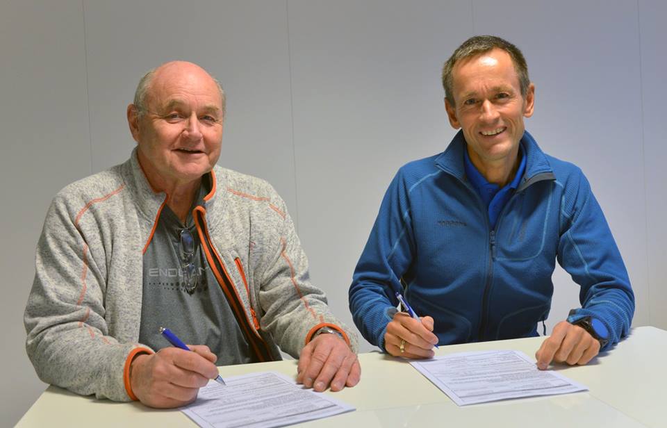 Sverre Nergaard og Gunnar Eiterjord signerte overtakelsesprotokollen for prosjekt Eiganestunnelen. Foto: Øyvind Ellingsen, Statens vegvesen.